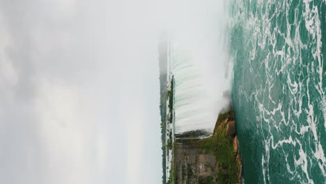 video vertical de 4k: las famosas cataratas del niágara en la frontera de estados unidos y canadá