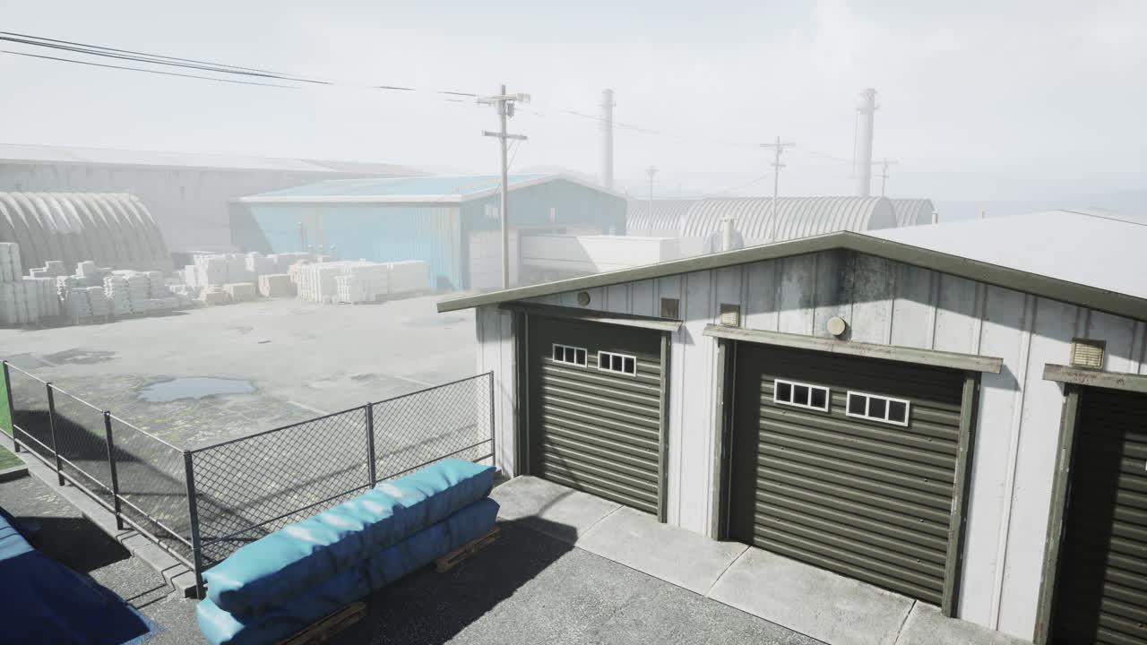 almacén industrial con puertas de garaje y paletas