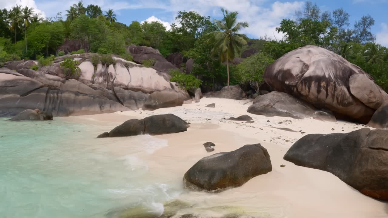 Mahé, Seychelles, spiaggia di sabbia bianca con enormi massi di roccia