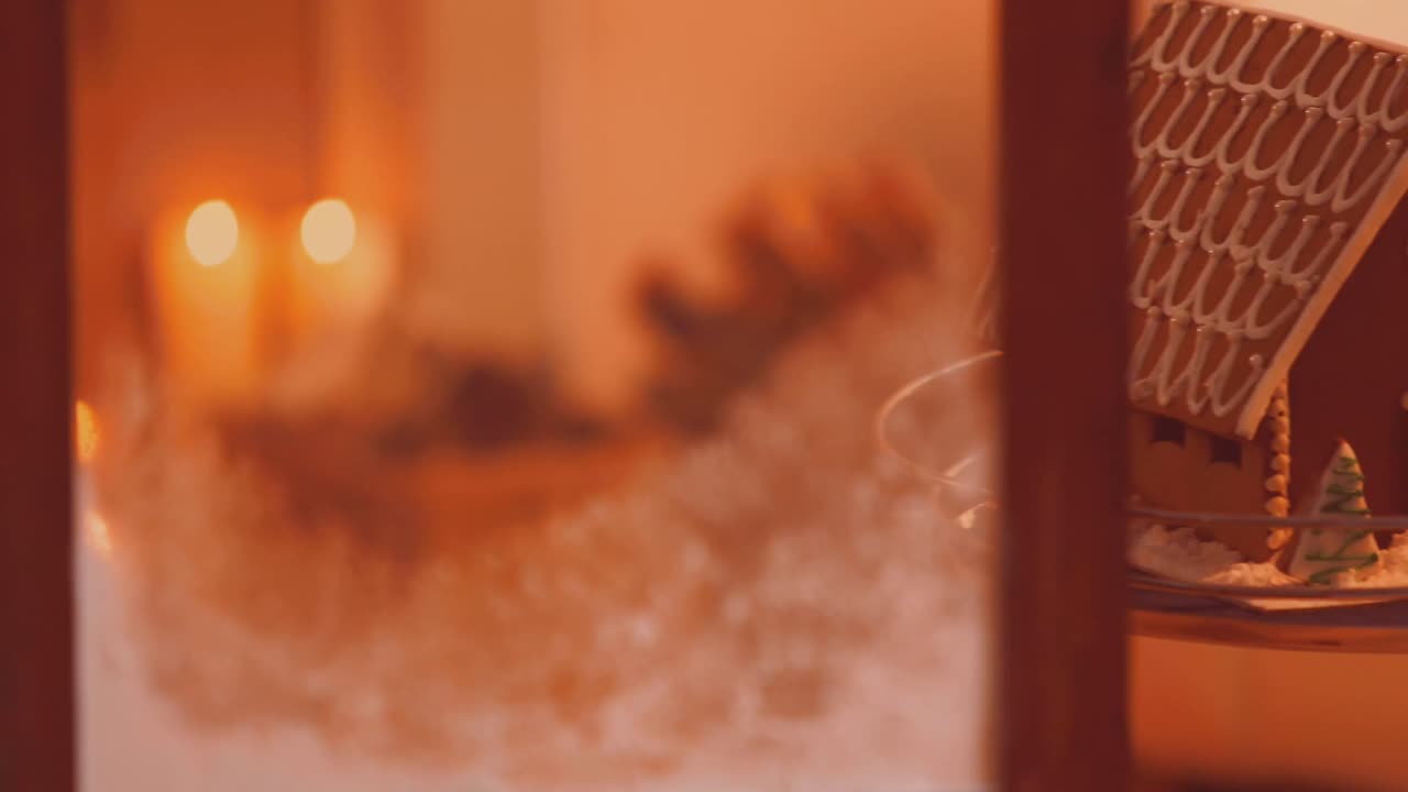 불, 눈 및 크리스마스 장식 위에 노란색으로 행복한 휴일 및 새해 텍스트의 애니메이션