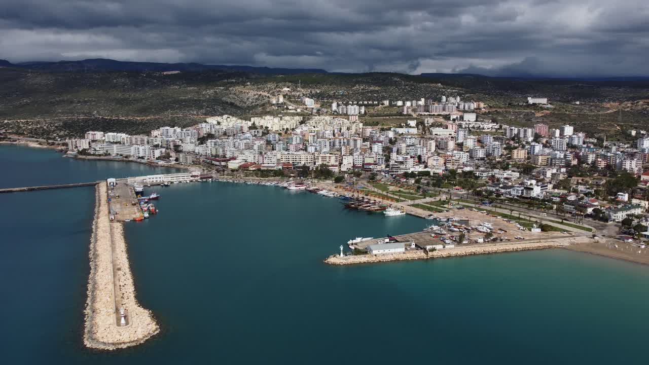 puerto en la costa de la ciudad de antalya