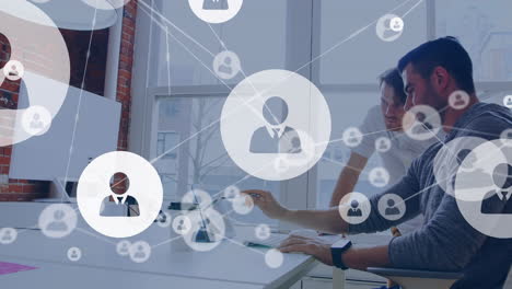 animación de la red de conexiones con iconos sobre empresarios que utilizan computadora
