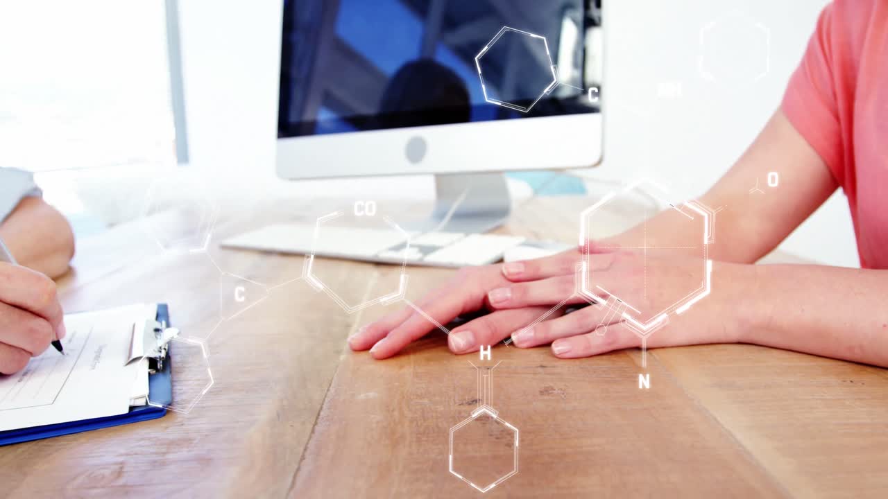 컴퓨터를 사용하는 사람의 중간 부분에 대한 데이터 처리와 디지털 인터페이스