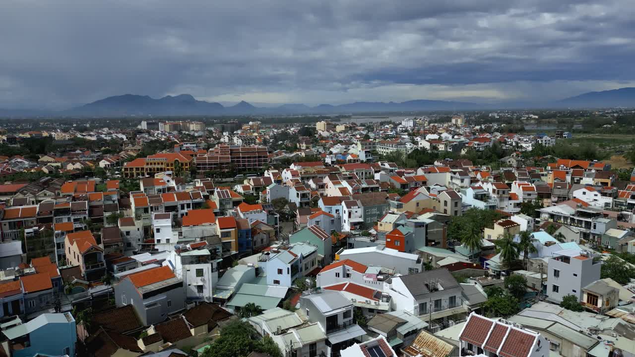 흐린 날 베트남 호이안의 멋진 공중 틸팅 샷