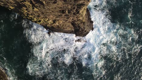 Von-Oben-Nach-Unten-Aufsteigende-Drohnenaufnahmen-Einer-Sehr-Steilen-Klippe-Auf-Der-Insel-Vagar-Auf-Den-Färöer-Inseln