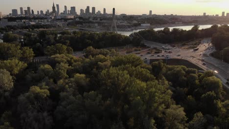foto aérea del tren entrando en la ciudad al atardecer