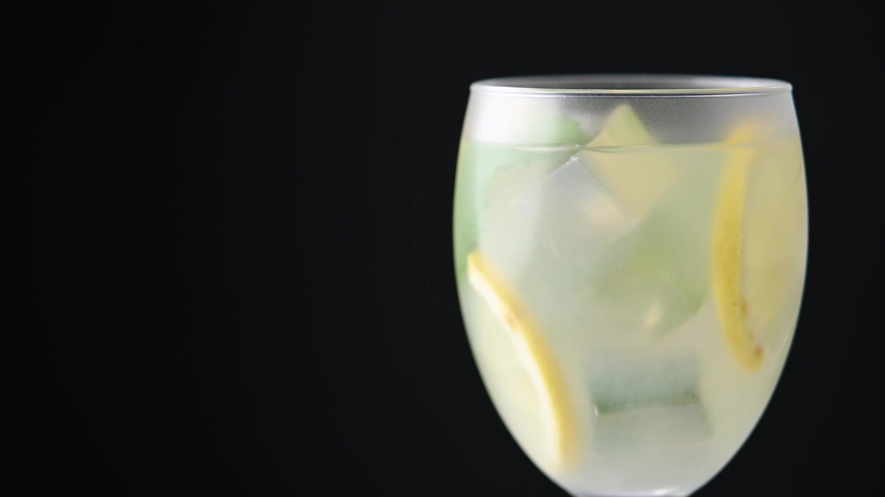 Cocktail Hugo Spritz in bicchiere.