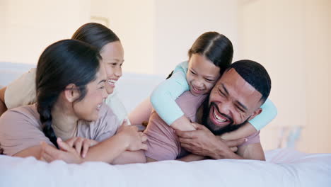 Happy-family,-parents-and-children-on-bed