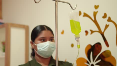 Latein-mexikanische-Krankenschwester-Mit-Gesichtsmaske,-Chek-IP-Tropf,-Intravenöse-Therapie,-Behandlung,-Therapie,-Multivitamine