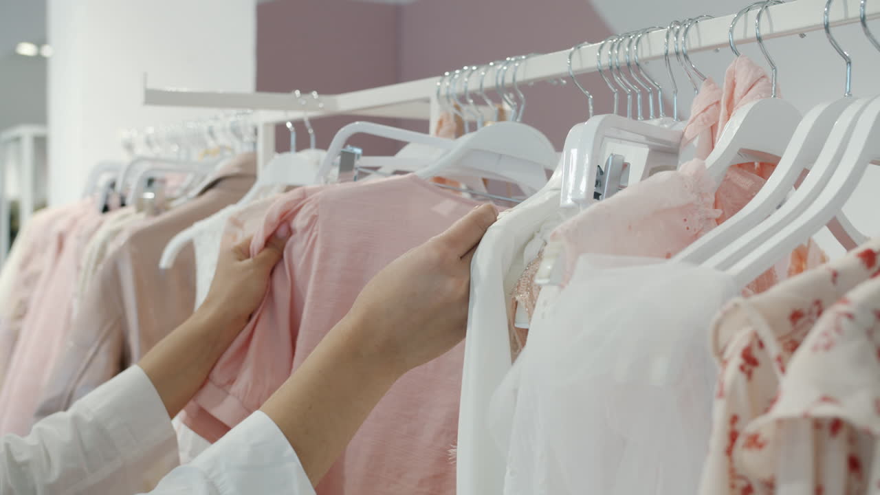 Donna che compra vestiti in una boutique