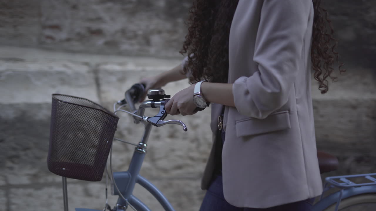 도시에서 자전거를 타는 여자