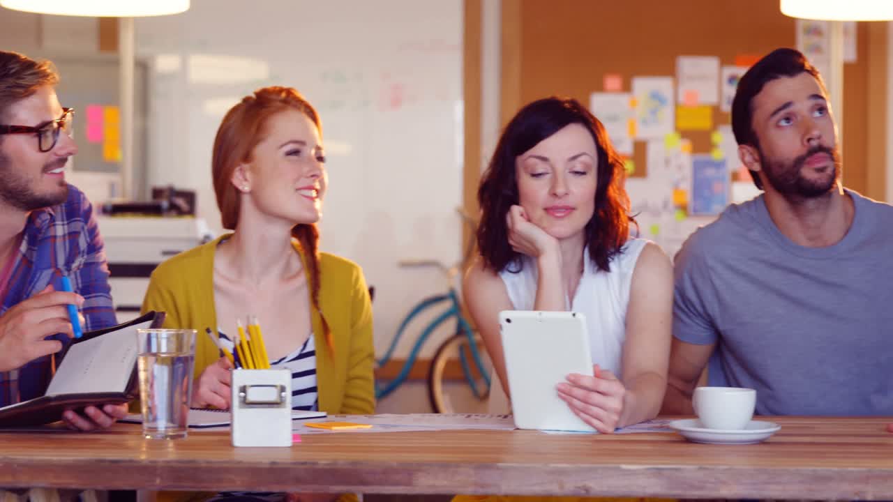 colegas de negocios interactuando entre sí en la reunión