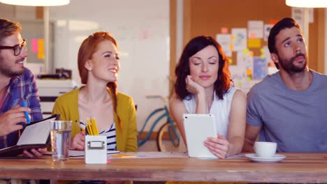 colegas de negocios interactuando entre sí en la reunión