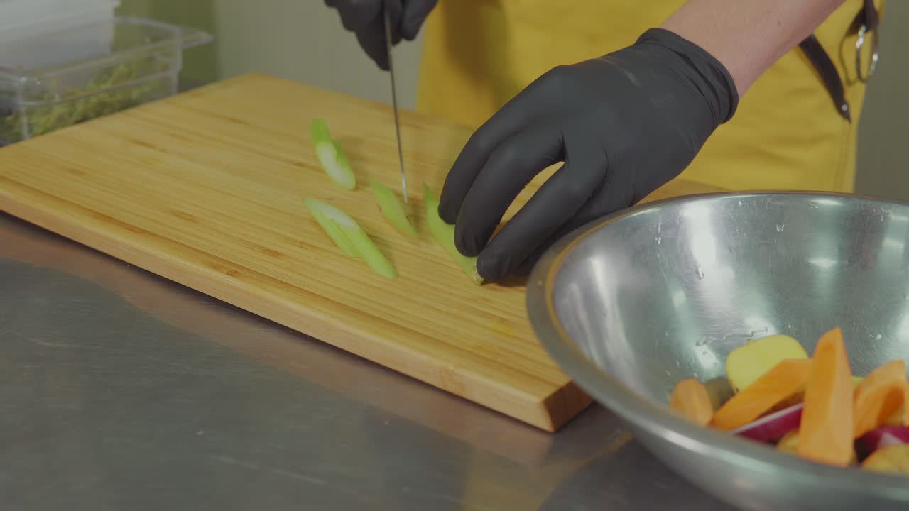chef cortando apio en una cocina
