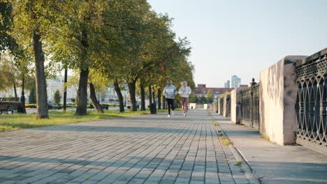 пара бегает в парке.