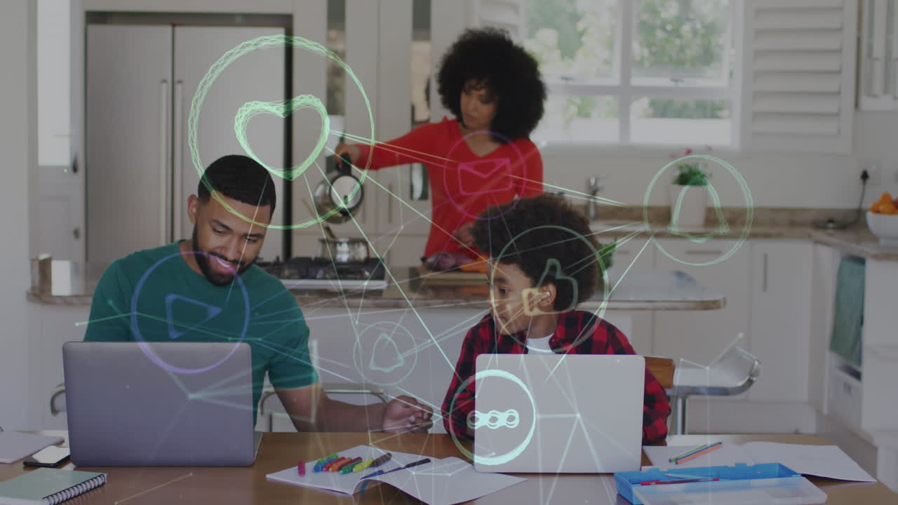animación de la red de conexiones sobre el hombre y el hijo usando computadoras portátiles