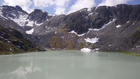 toma de un dron de un lago glacial en el paso hatcher de alaska