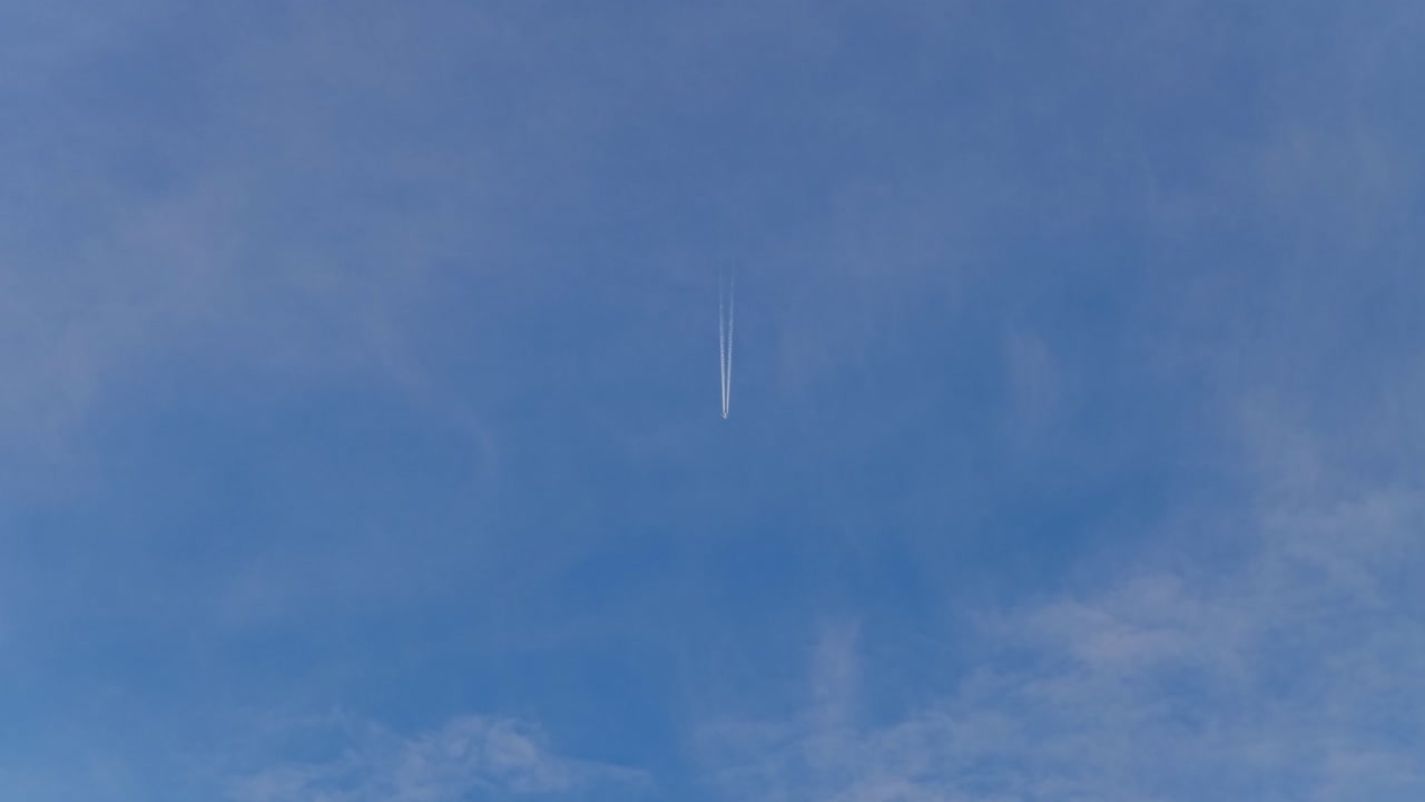 Un aereo di linea vola sullo sfondo di un cielo blu. Uno scatto maestoso