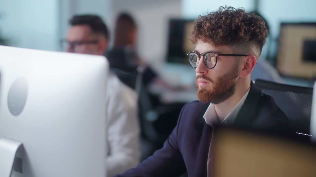 retrato de un joven empresario en una oficina de espacio abierto trabajando en una computadora de cubierta. hombre profesional escribiendo en el teclado de la pc. retrato de hombre de negocios positivo mirando la pantalla de la computadora