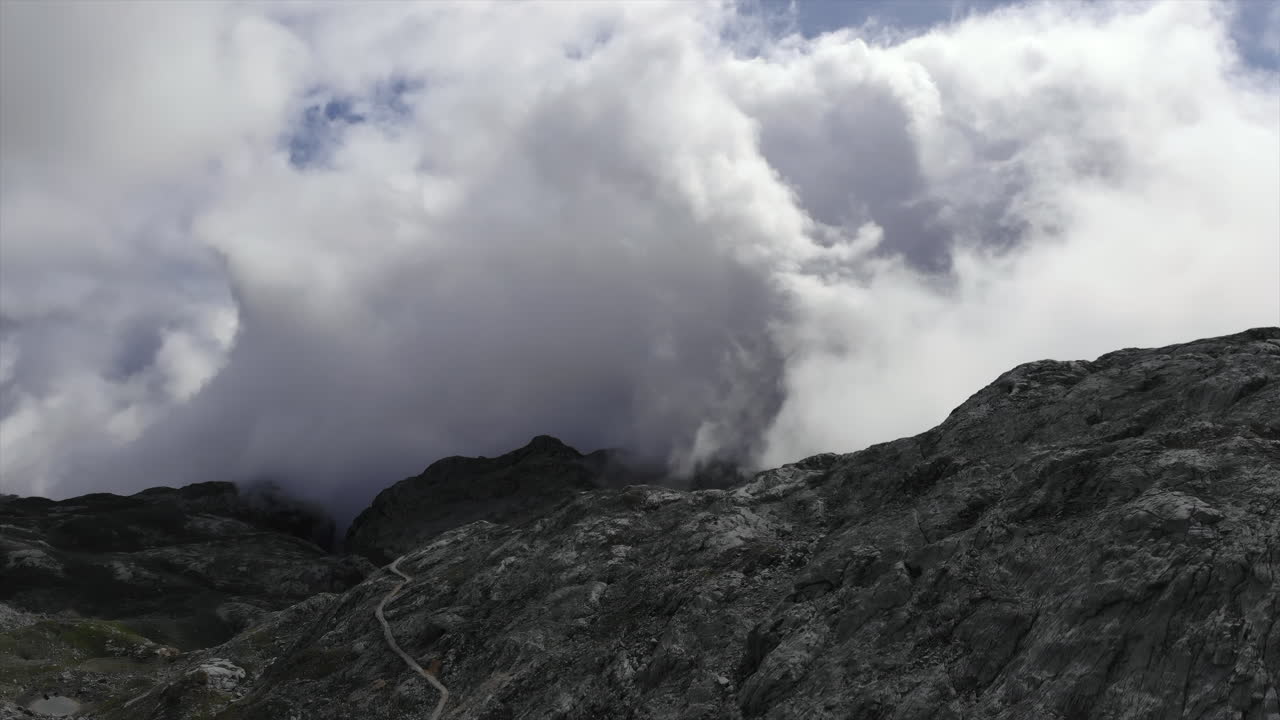 구름과 산 풍경