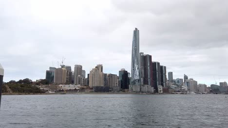 Vista-De-Barangaroo-Desde-Balmain-East-En-Un-Día-Nublado-En-Sydney,-Nsw,-Australia---Plano-General