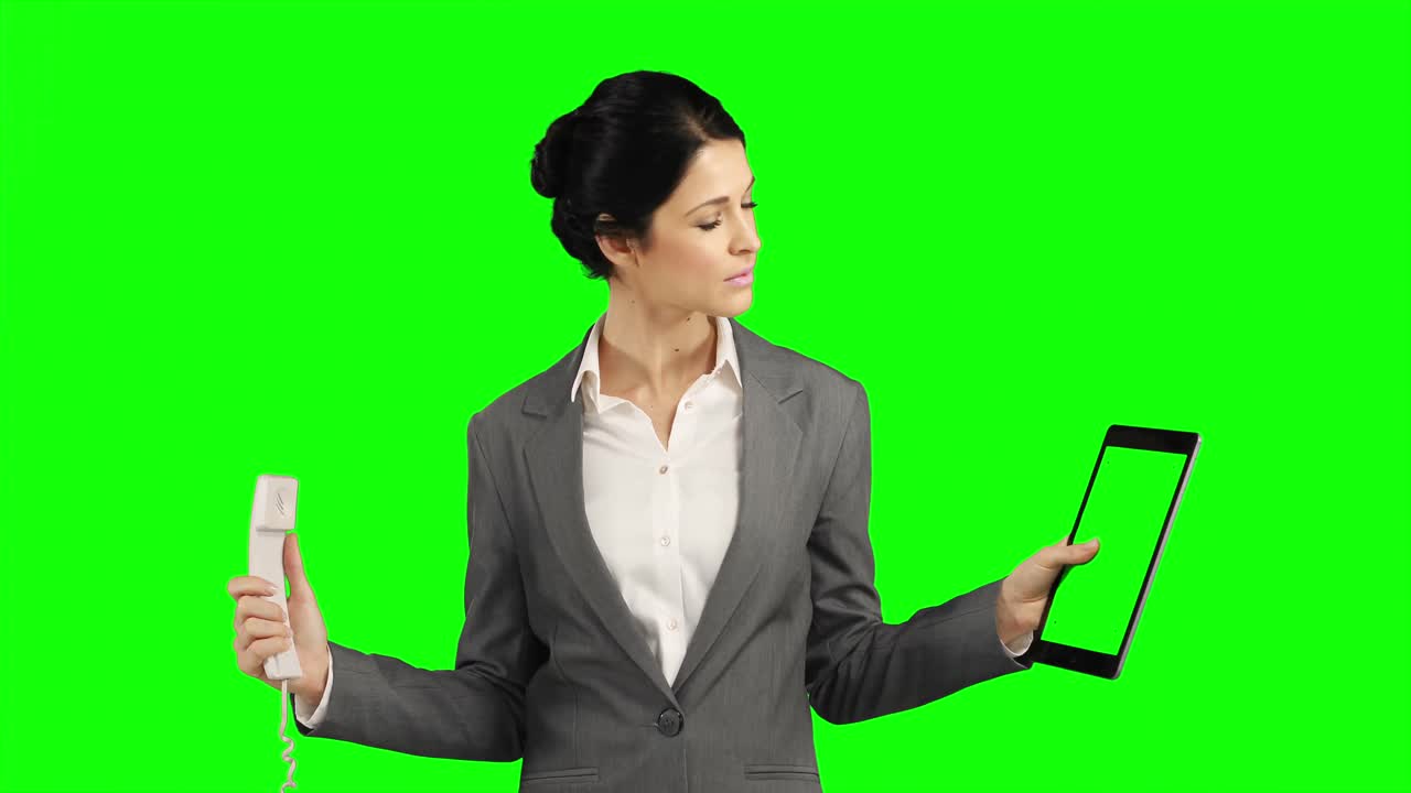 웃는 사업가 여성이  ⁇ 드폰과 디지털 태블릿을 들고 있다