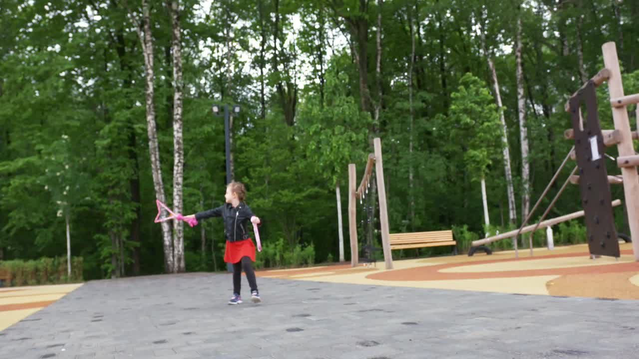 chica jugando con burbujas en un parque