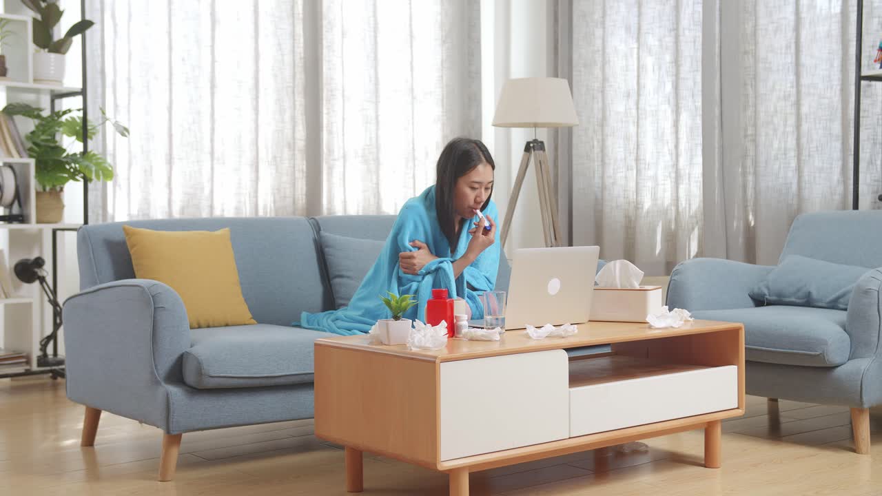 집에서 기분이 좋지 않은 여자