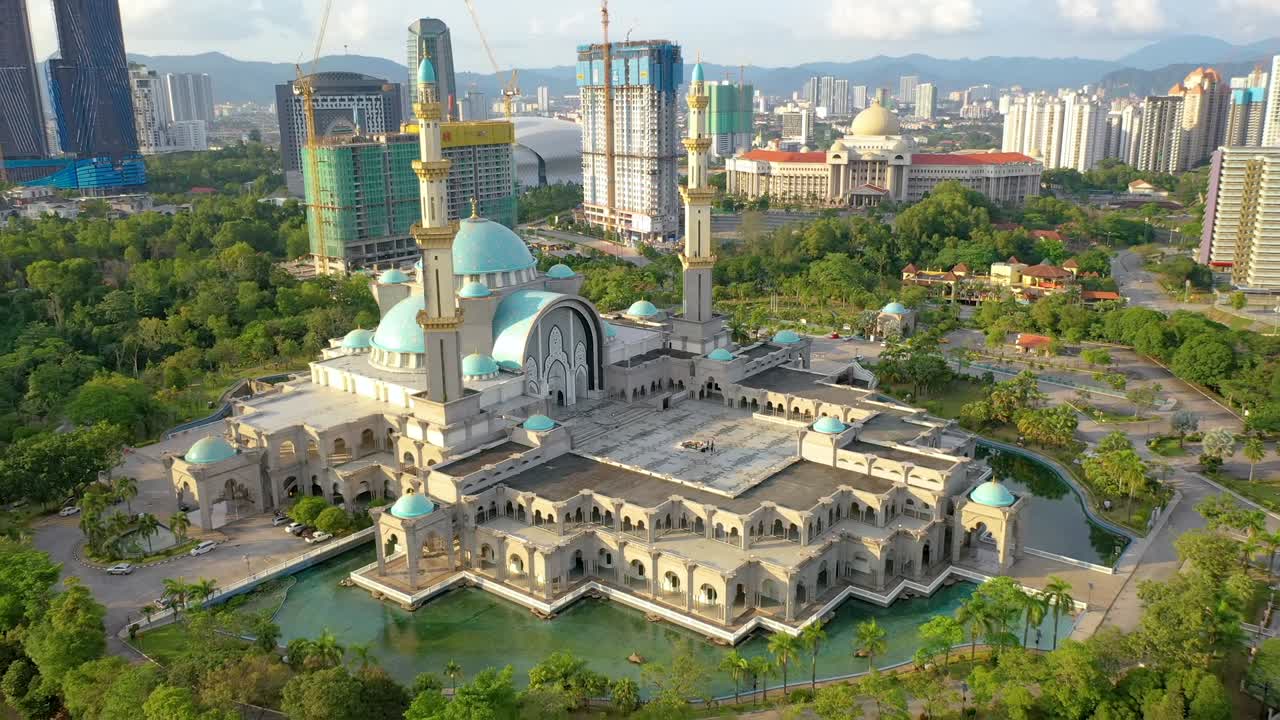 マレーシアのクアラルンプールにある、夕暮れ時の連邦直轄領モスク（マスジッド・ウィラヤ・ペルセクチュアンとしても知られる）。