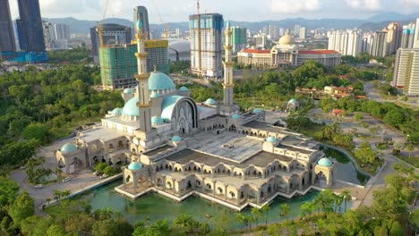 쿠알라 푸르 (말레이시아) 의 해가 지는 곳에 있는 연방 영토 모스크 (mosque of federal territory, also known as masjid wilayah persekutuan)