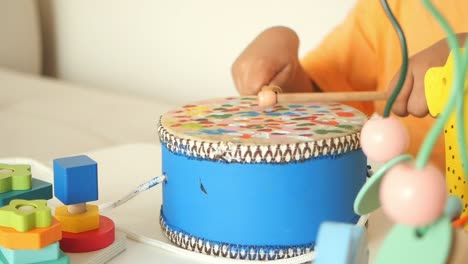 niño jugando con juguetes y tambores