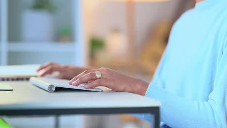 periodista escribiendo y enviando correos electrónicos en un escritorio