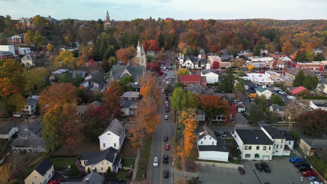 vista aérea de la carretera hacia granville, ohio con colores de otoño y la universidad de denison