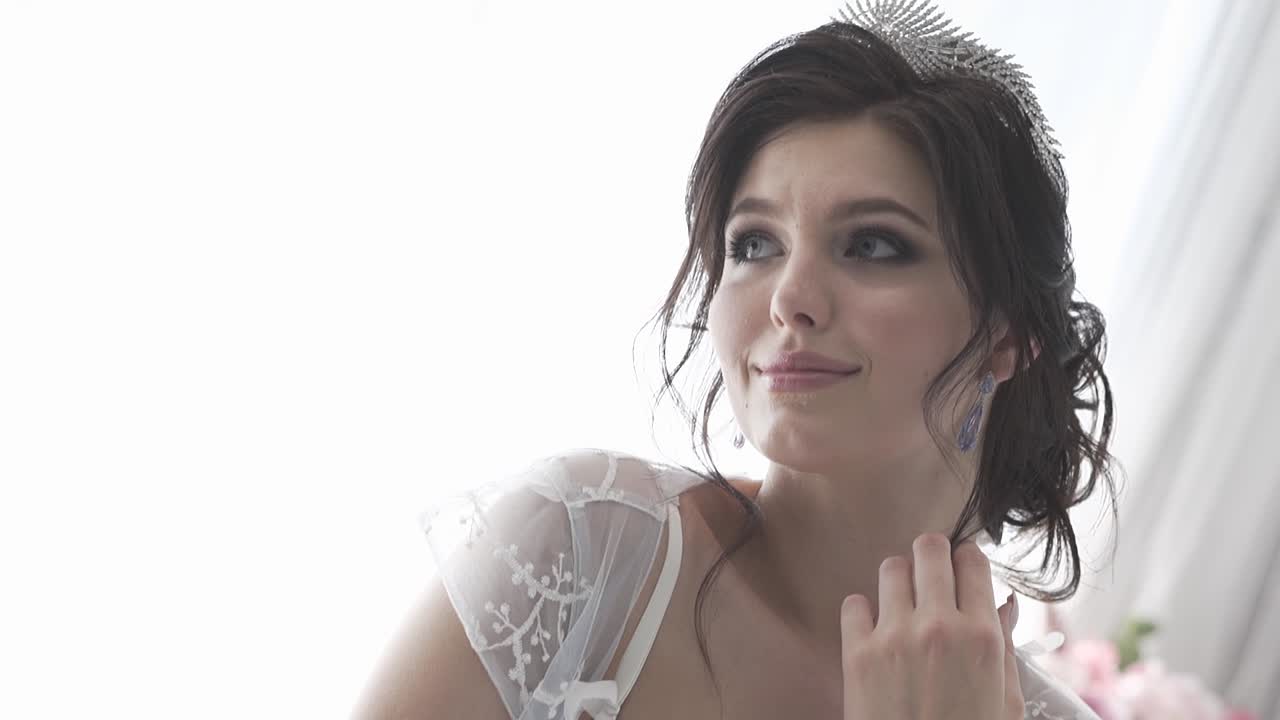 donna splendida tiene i capelli ricci filo slow motion closeup