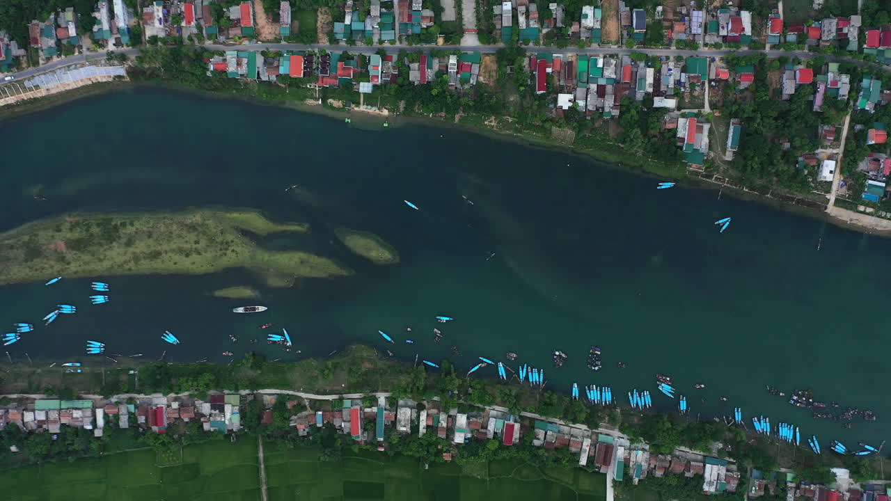 pequeño pueblo, gran río