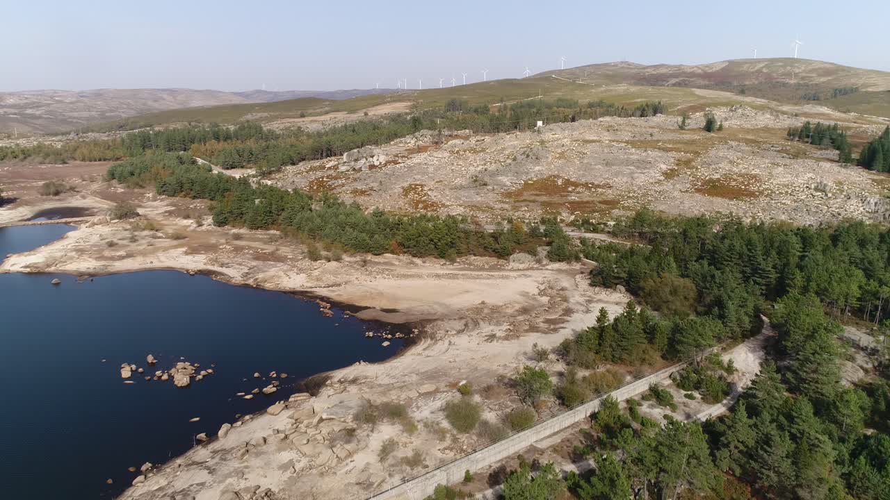 fotografía aérea de un embalse con bajos niveles de agua