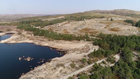 Toma-Aérea-De-Un-Embalse-Con-Bajos-Niveles-De-Agua