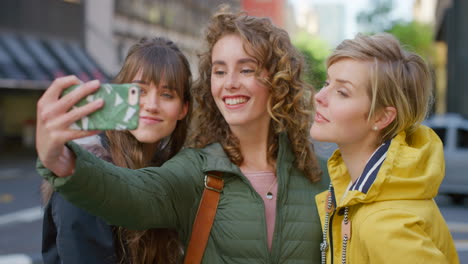 un grupo de amigos de vacaciones haciendo una selfie