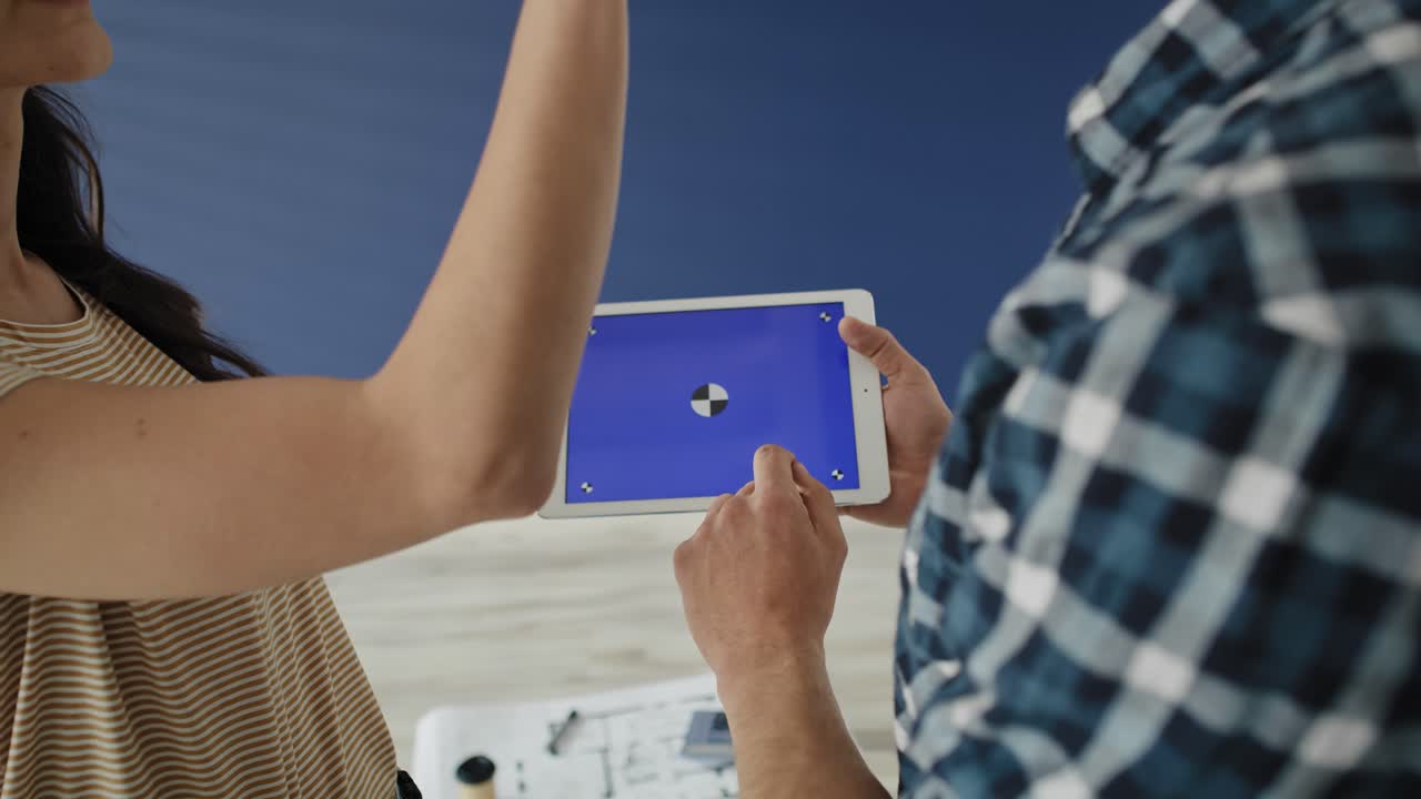 아파트를 꾸미는 방법에 대해 논의하는 부부의 트래킹 비디오.