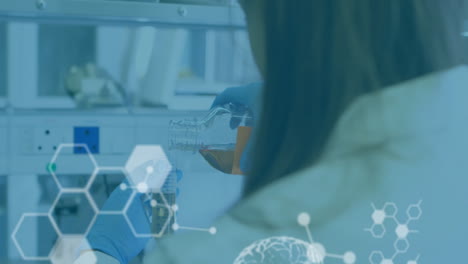 animación del procesamiento de datos científicos sobre una científica caucásica en el laboratorio