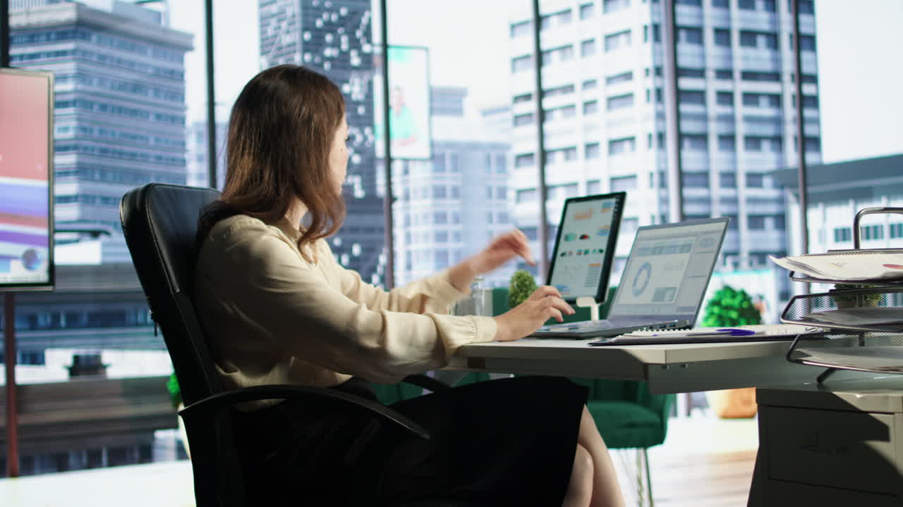 권한을 부여받은 여성 ceo가 고급 기업 사무실에서 일하고 있습니다.