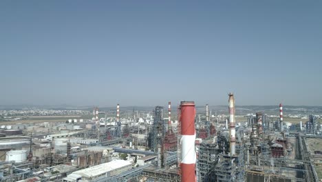 imágenes aéreas de una refinería de petróleo a gran escala con pilas de humo y tanques de almacenamiento de petróleo