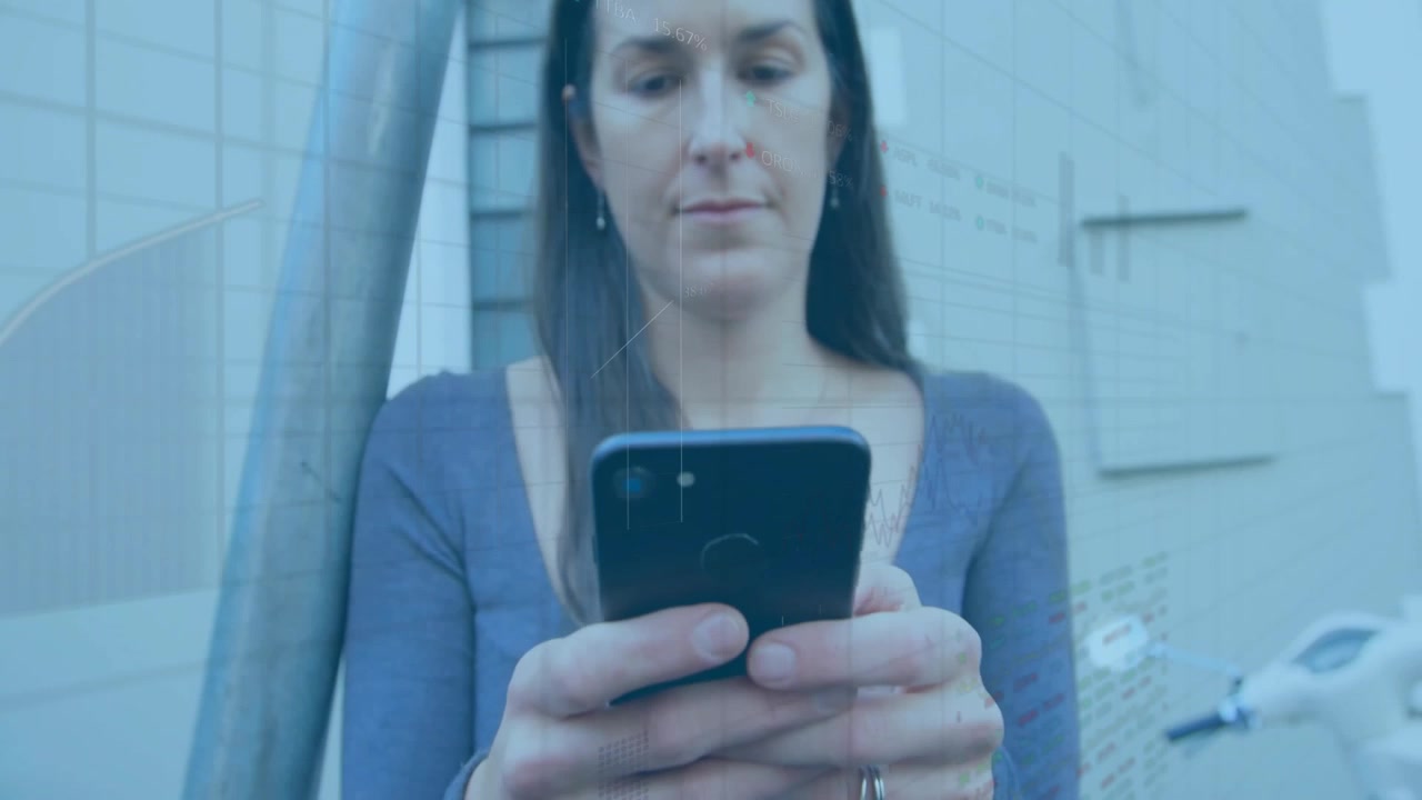 Donna appoggiata a un palo che nota un'allerta e solleva lo smartphone scorrendo i messaggi, in un contesto tecnologico.