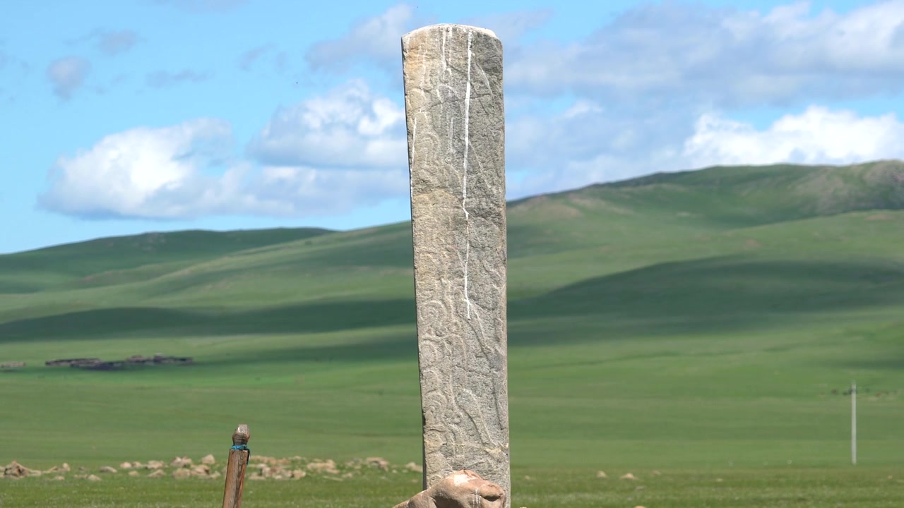 Antico monumento in pietra del cervo nella steppa mongola