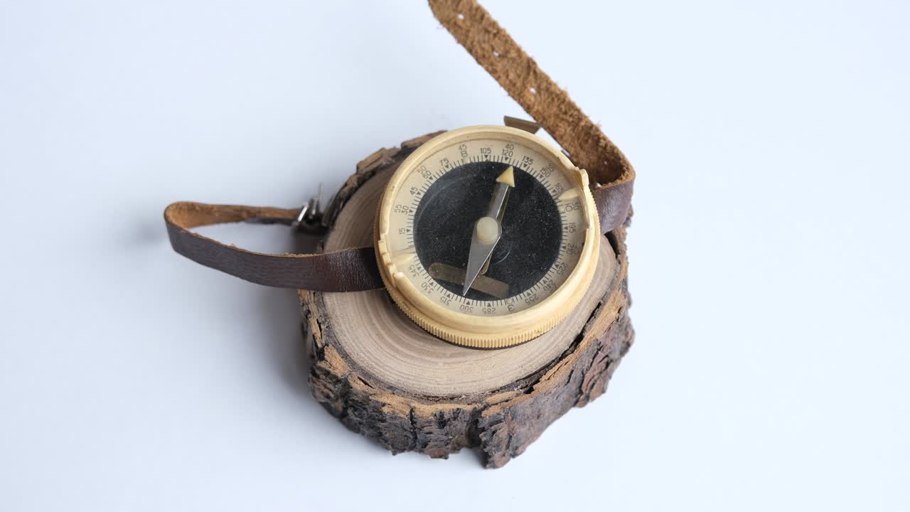 vieja brújula de época. vieja brújala polvorienta sobre fondo blanco