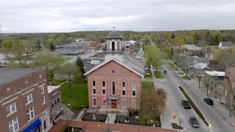 Historic-Stueben-County-Courthouse-in-Angola,-Indiana-with-drone-video-pulling-out