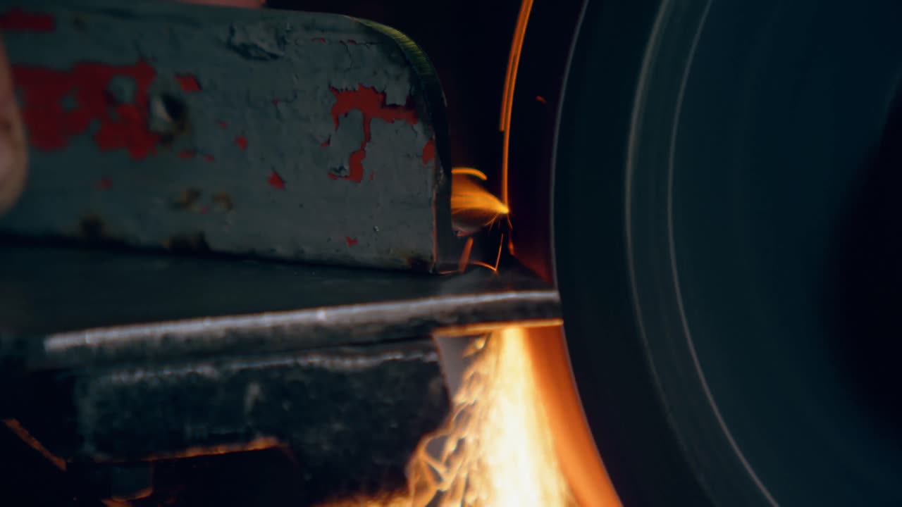 항공기  ⁇ 거리 4k에서 기계에 금속을 형성하는 작업자