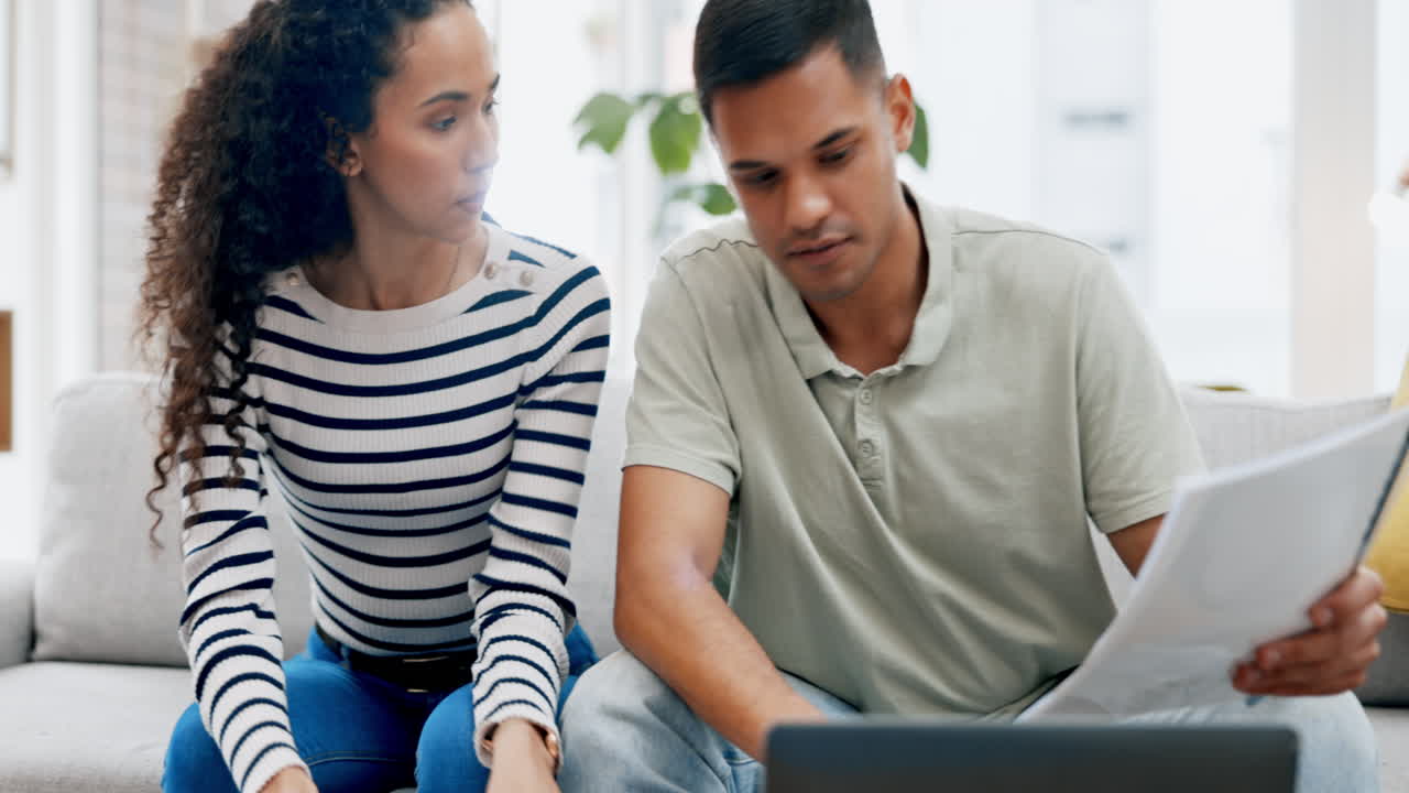 pareja, computadora portátil y documentos para finanzas