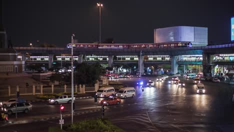la intersección de tráfico nocturno de la ciudad de bangkok