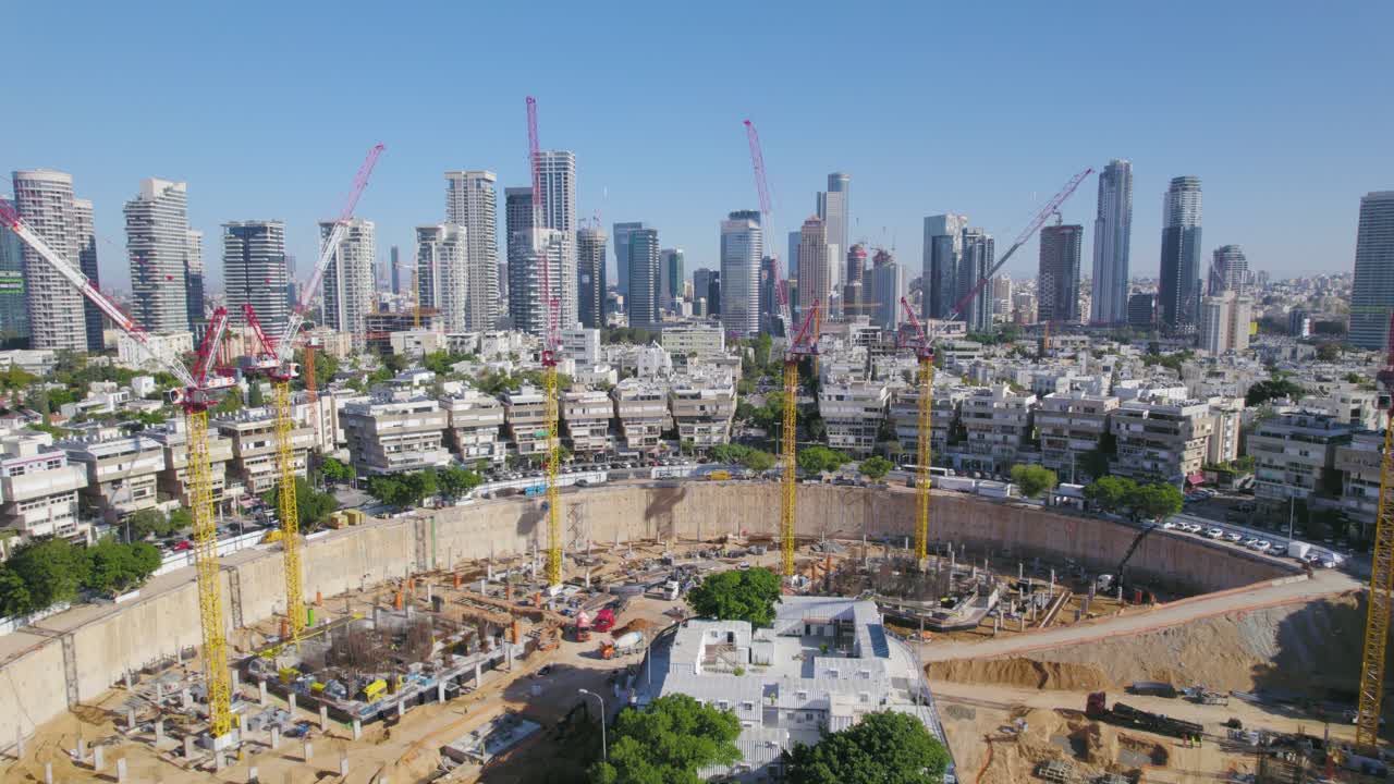 proyecto de la plaza de la gran ciudad en construcción: cierre para retirar la toma de revelación